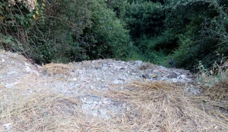 Ίσιωμα Καρυών: Πέταξαν μπάζα στην είσοδο του χωριού